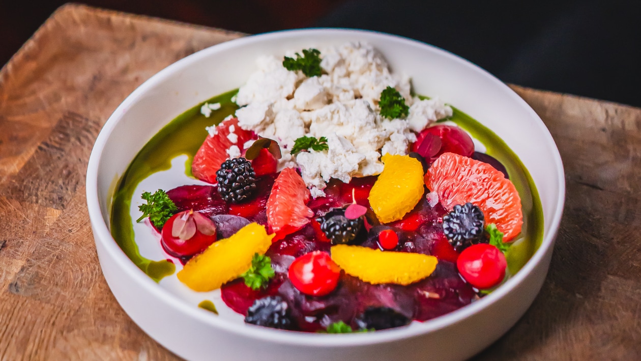 Carpaccio z buraków/ / wędzona ricotta / coulis jeżynowy / oliwa estragonowa